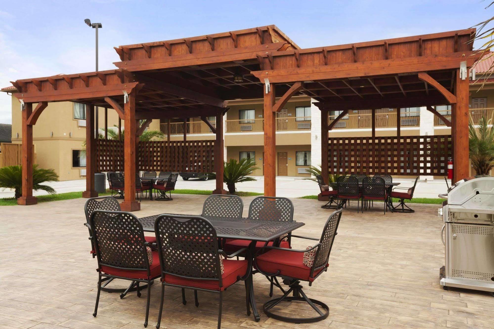 Days Inn & Suites By Wyndham Houston North-Spring Westfield Exterior foto